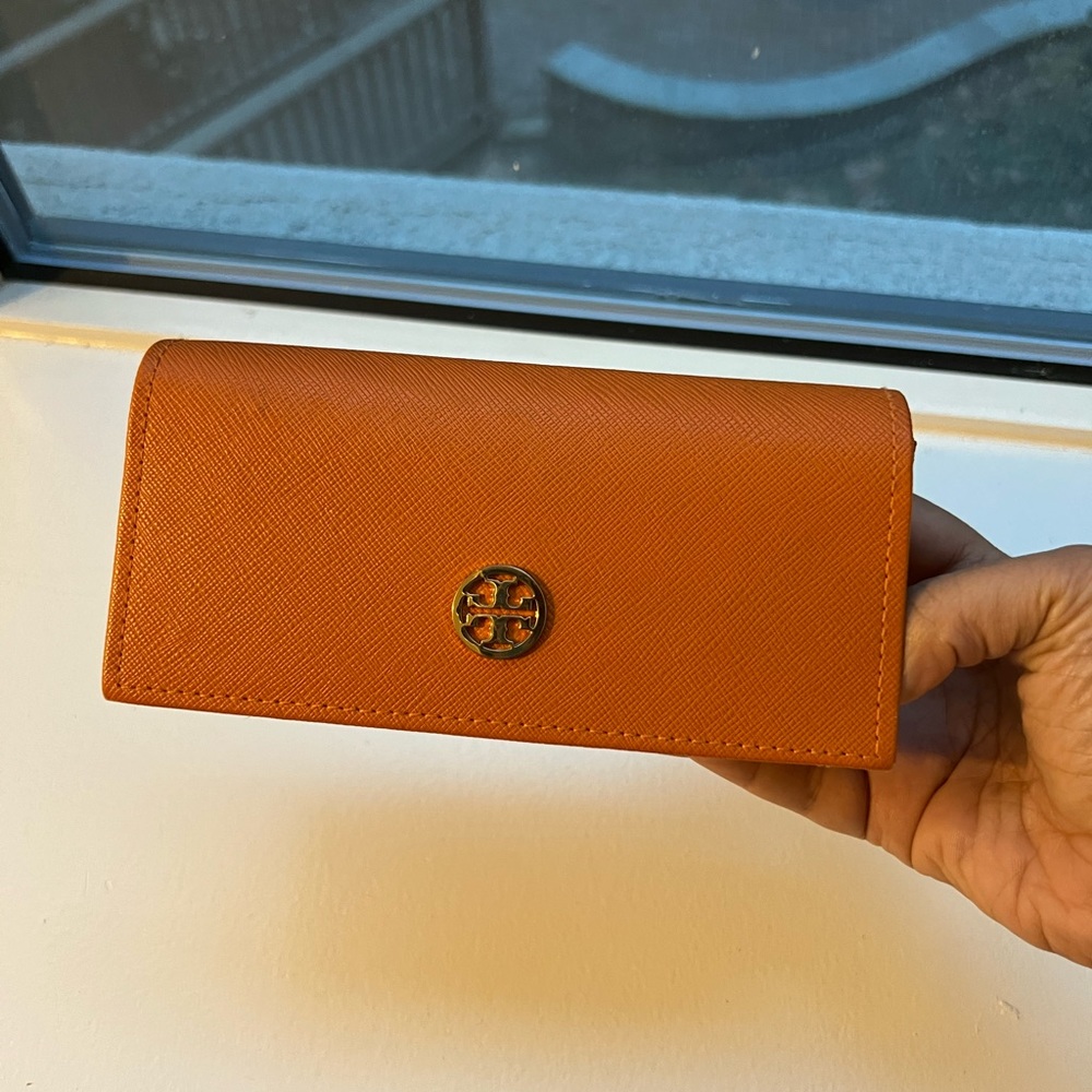 Tory Burch Sunglasses case: Magnetic closure